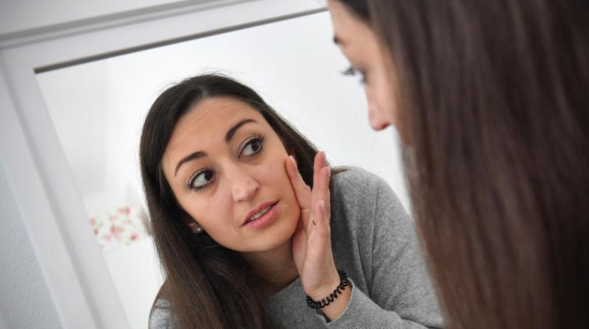 Косметолог раскрыла способ подтянуть овал лица
