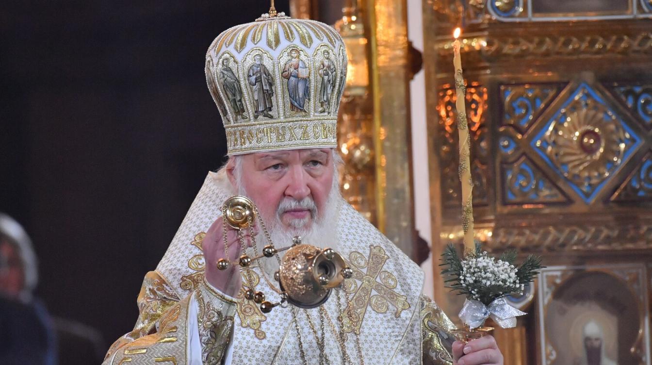 Сжегший паспорт РФ артист бросился в ноги патриарху Кириллу