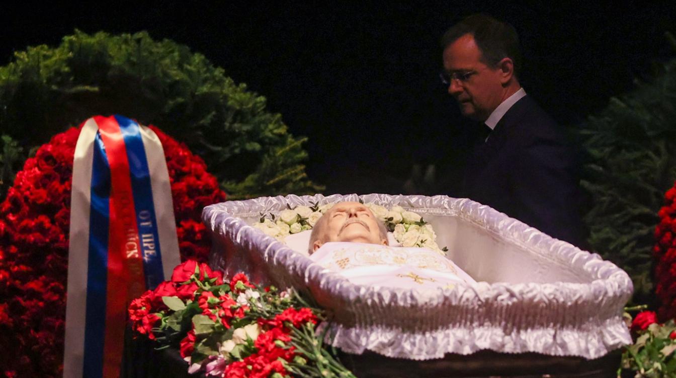 Не прошло и девяти дней: могила Юрия Соломина утонула