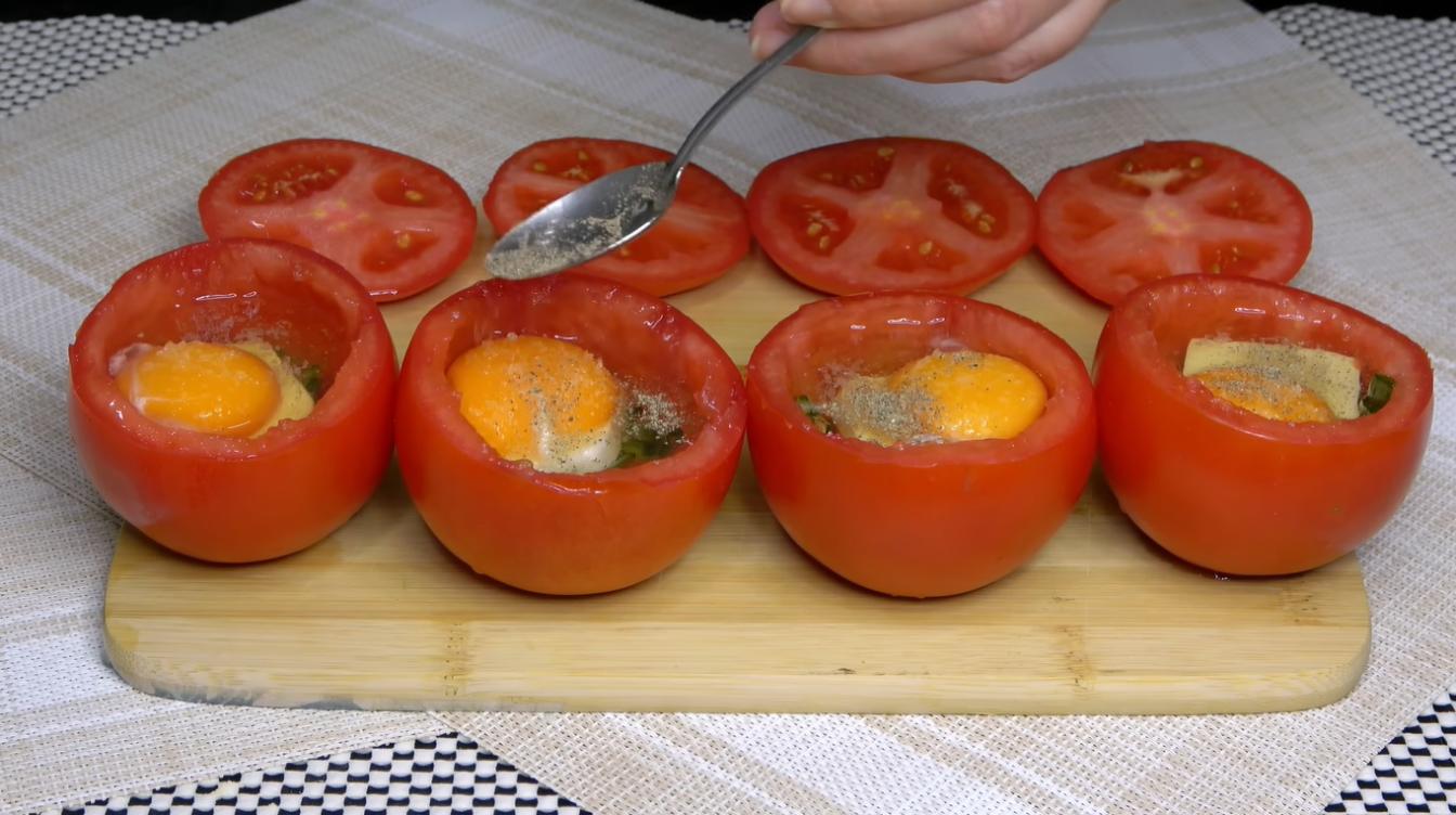 Только яйца и помидоры: невероятно вкусный и простой завтрак для всей семьи