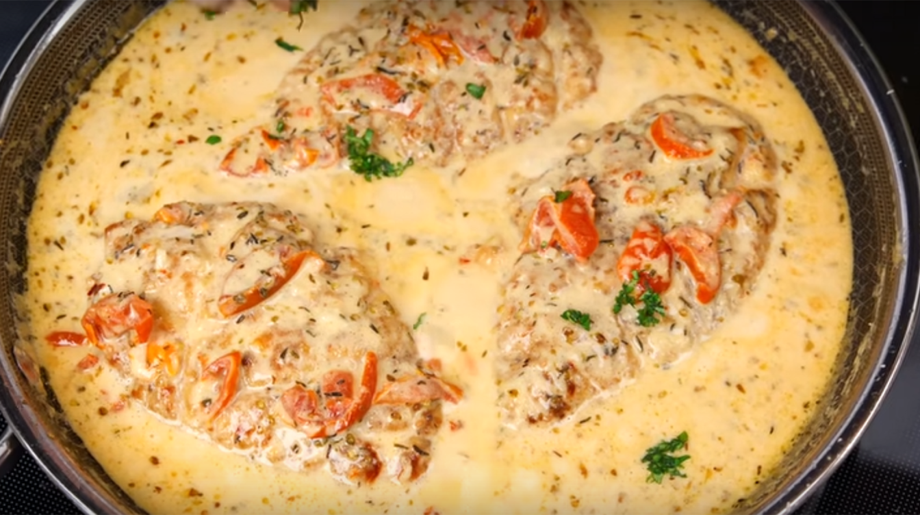 Куриная грудка в сливочно-сырном соусе: простейший ужин для всей семьи