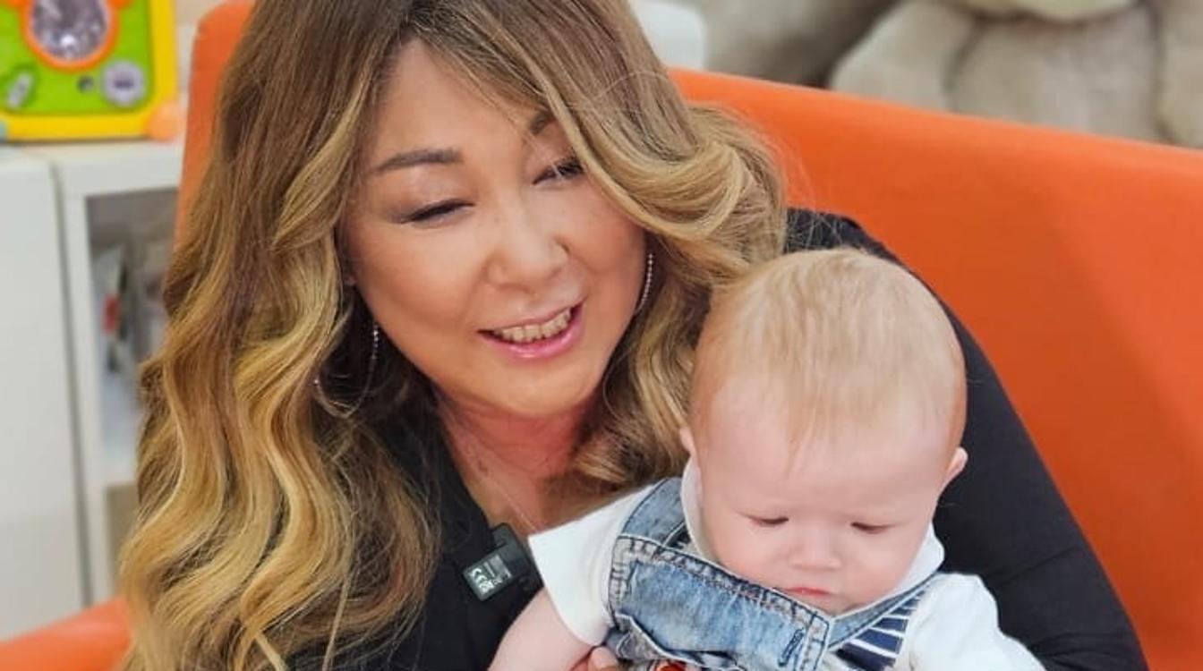 Новая семья для малыша: 53-летняя Анита Цой осчастливила сироту из приюта