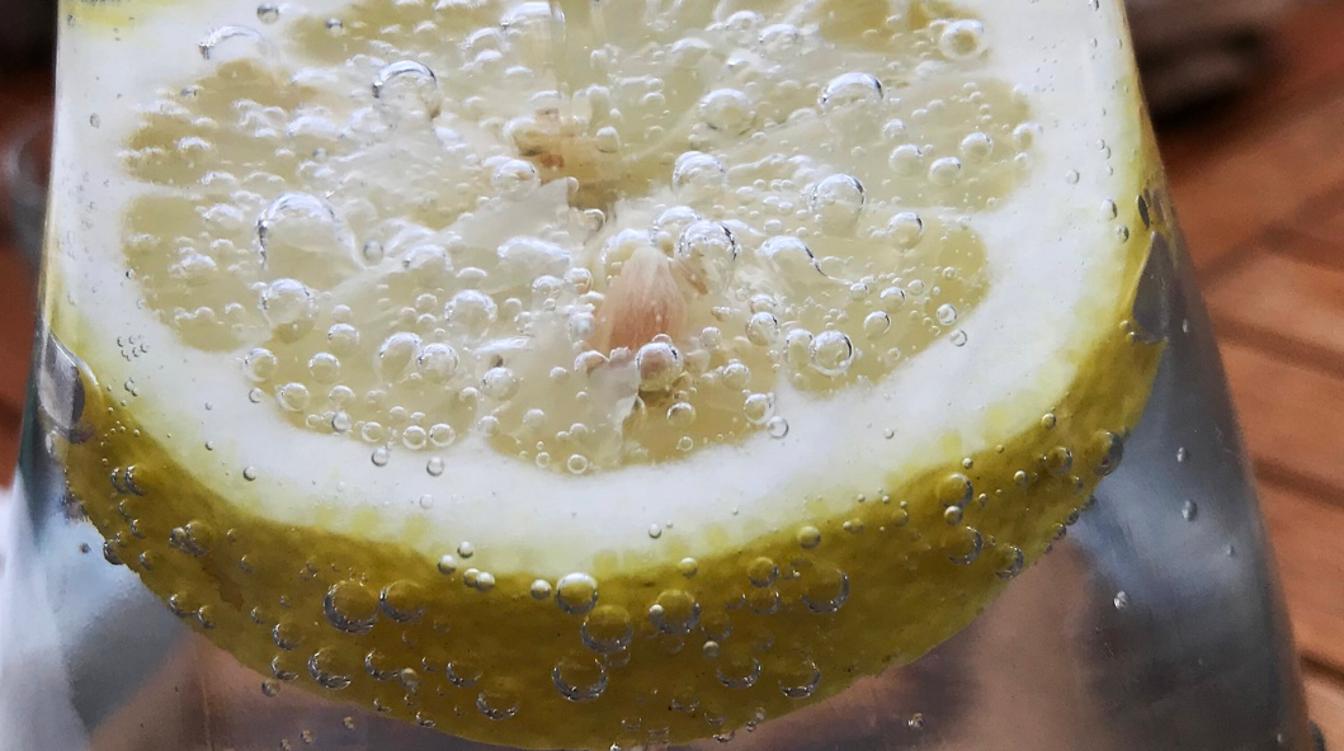 Так ли полезна вода с лимоном для похудения, как утверждают в соцсетях