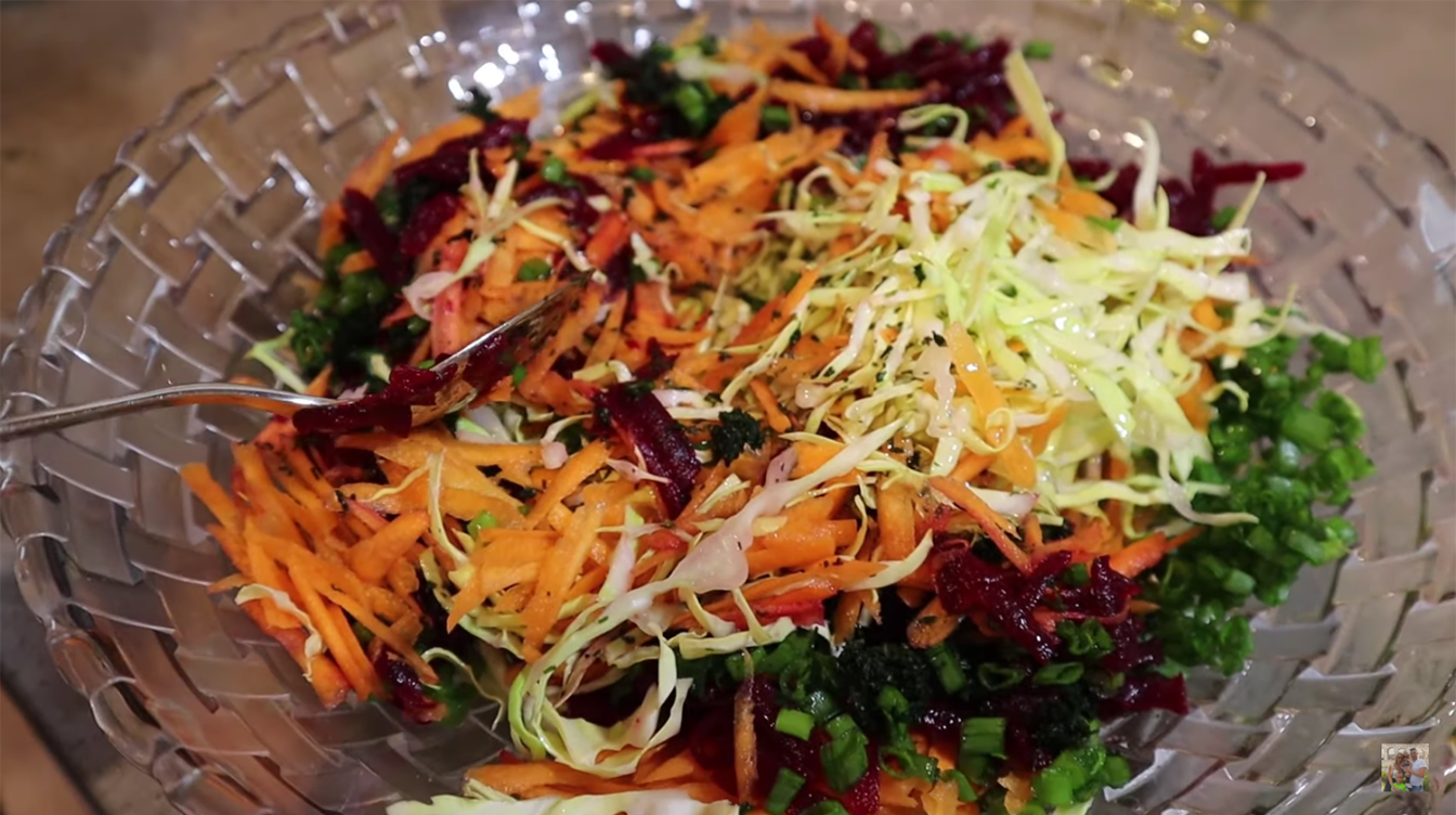 Такого рецепта салата из свеклы вы не знали: обалденно вкусный и невероятно простой