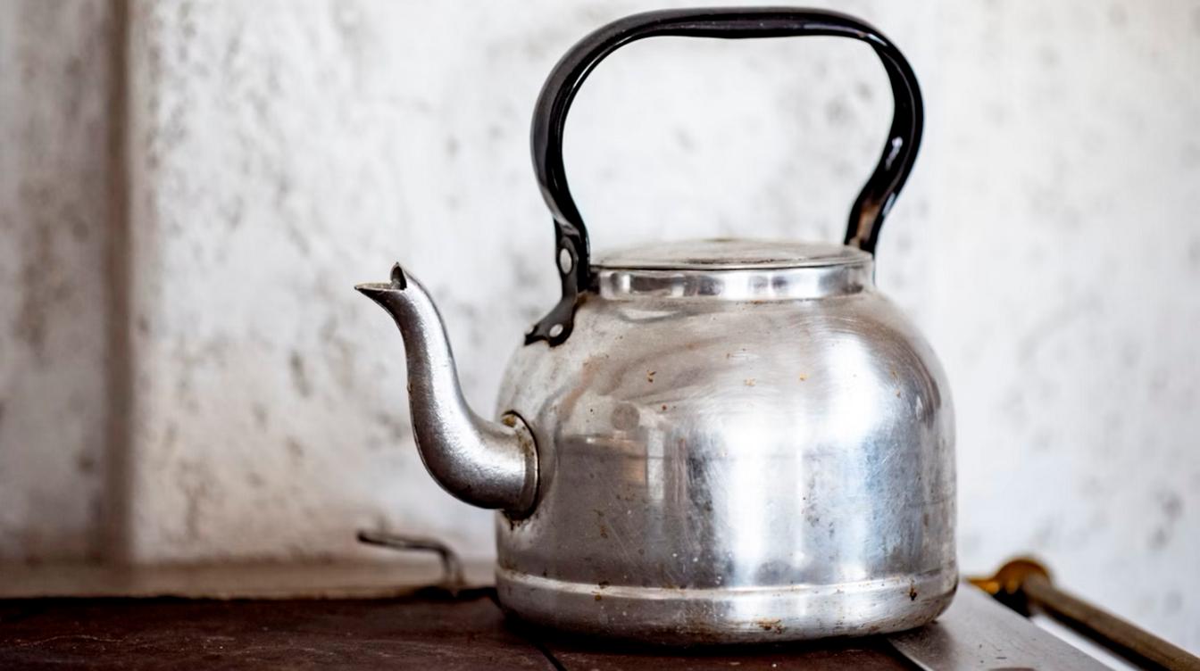 Как удалить накипь с чайника за 20 рублей: полезный лайфхак