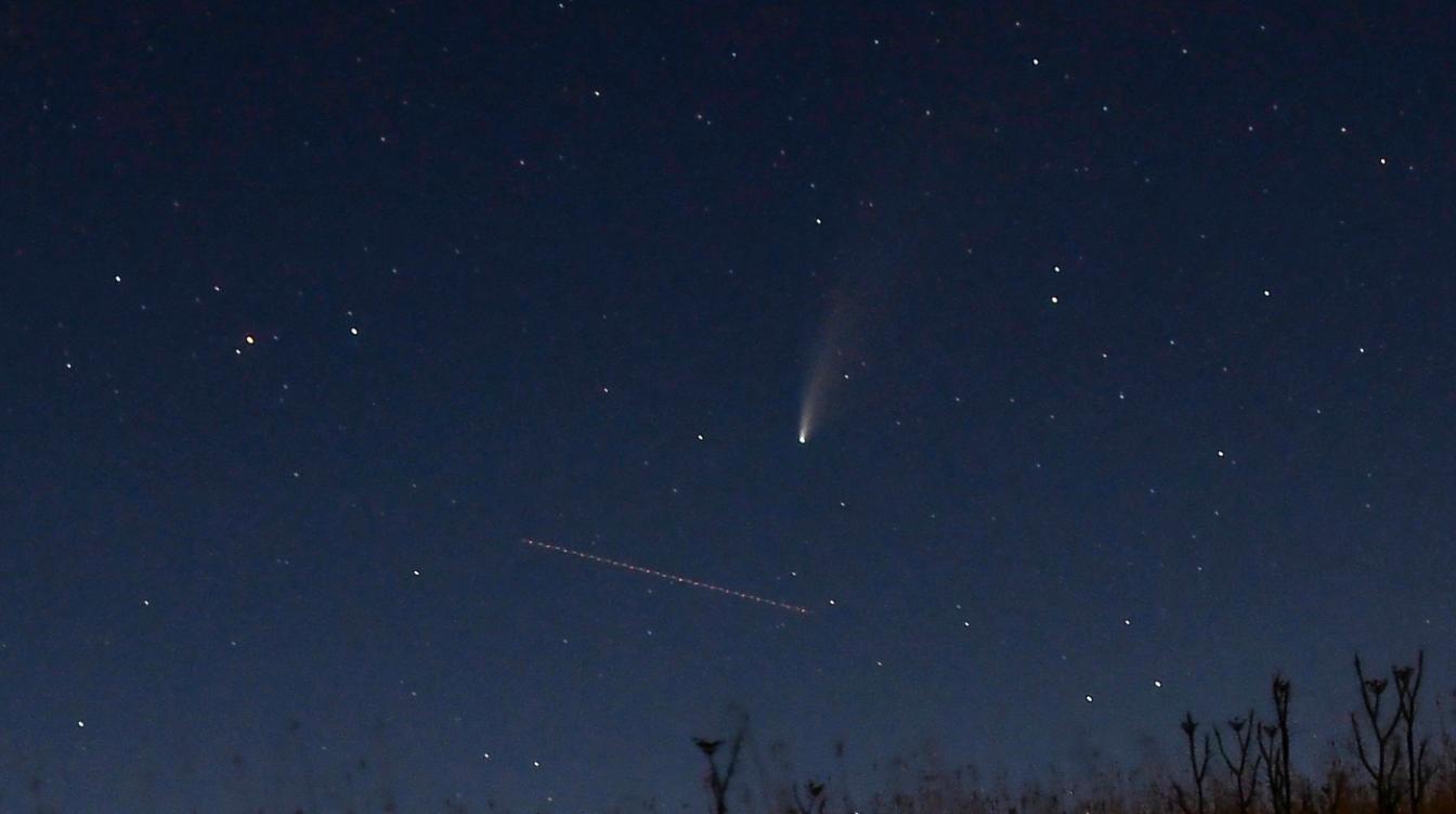 Астрономы предупредили о приближении к Земле загадочной кометы с "хвостом"