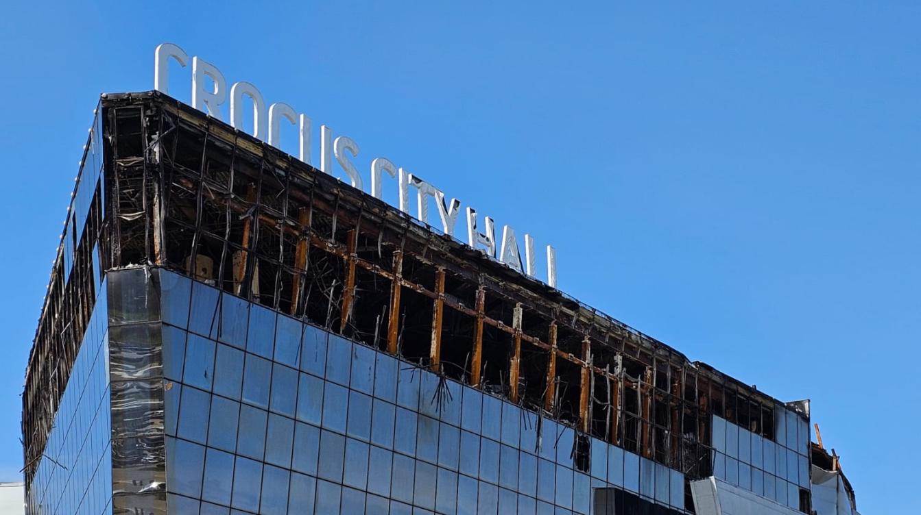 Месяц после теракта в "Крокусе": происходящее на пепелище коробит и возмущает 